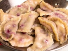 Smak końca lata zamknięty w cieście. Pierogi ze śliwkami to danie, którym wchodzę w jesień