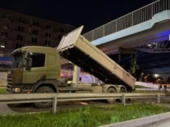 Niecodzienny wypadek w Krakowie. Uszkodzona tablica i kładka