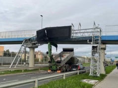 Ciężarówka uderzyła w tablicę informacyjną, utrudnienia na Trasie Wolbromskiej