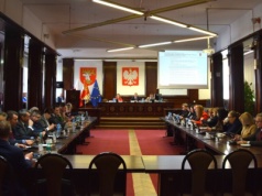 Radni PiS zaskoczyli na sesji. Odwołali wiceprzewodniczącego Rady Powiatu, Staroście znacząco obcięli zarobki