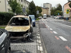 Wrak spalonego samochodu stoi naprzeciwko szkoły w centrum Katowic. Policja przekonuje, że powinien go zabrać właściciel
