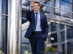 Swoją fundację zaczął tworzyć w wieku... 13 lat. Mówili mu: „Dorośniesz, to zrozumiesz”. Dziś rozmawia z szefową KE