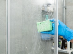 Zamiast wylewać, umyj kabinę prysznicową. To pogromca starego kamienia i paskudnych zacieków