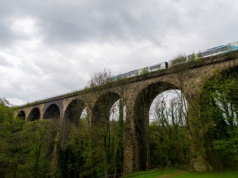 To miasteczko łączy górskie szlaki z miejskim komfortem. Ma wszystko, czego potrzebujesz