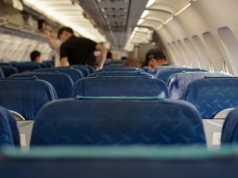 Agresywny pasażer samolotu z Warszawy doprowadził do nieplanowanego lądowania. "Mówił, że nas zaj..ie"