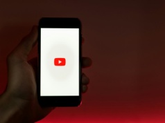 YouTube zaprasza kłamców i dezinformatorów. "Cenimy konserwatywne głosy"