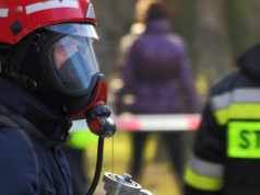 Dym wypełnił klatkę, ludzie uciekali z mieszkań. Pożar bloku pod Gdańskiem