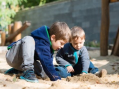 Jak uczyć sztuki dzielenia i brania? Ekspertka: "To paliwo rozwoju dzieci"