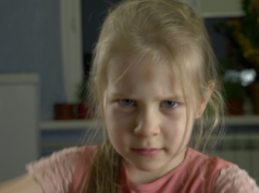 "Mamo, nie wyrzucaj tego!" Oto, dlaczego dzieci przywiązują się do starych zabawek i "śmieci"