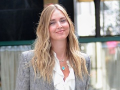 Dyskretny urok falbanki, czyli wielki powrót koszul i sukienek z żabotem. Gwiazdy i influencerki już je noszą