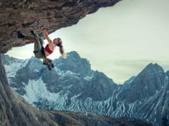 Nowe Na krawędzi nadchodzi! Reboot z Lily James i Piercem Brosnanem trafi do kin w 2026 roku