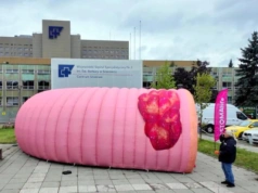 Gigantyczne jelito 3D stanęło przed szpitalem w Sosnowcu