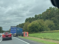 Niebezpieczne zdarzenie na drodze krajowej 75. Ciężarówka wypadła z drogi