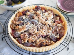 Tarta ze śliwkami i chrupiącą kruszonką marcepanową