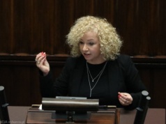 Kotula: mistrzyni performansu, ekspertka od hymnu?