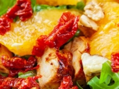 Sałatka z kurczakiem, pomarańczą i suszonymi pomidorami