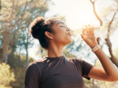 Elektrolity i nawodnienie: strategia na siłownię oraz trening biegowy