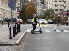 We dwie na elektrycznej hulajnodze na czerwonym wjechały w auto. Nastolatki w szpitalu