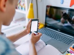 "Za bardzo ułatwia pracę", "ogranicza kreatywność". Eksperci sprawdzili, co uczniowie sądzą o AI w nauce