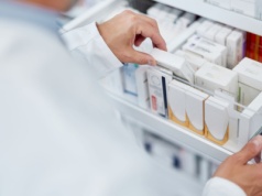 Koncern twierdzi, że Polsce sprzeda lek taniej niż Niemcom? Ekspert ocenia, czy to realne