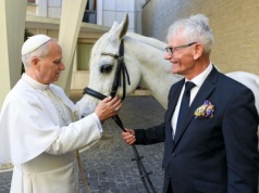 Papież otrzymał białego konia od Polaka