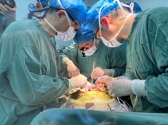 Chińczycy przeszczepili człowiekowi fragment świńskiej wątroby