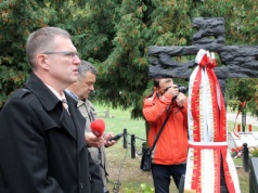 Poczobut i zaorane cmentarze. Raport o niszczeniu polskiej pamięci