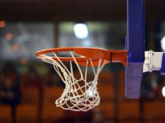 Trener koszykówki z Teksasu skazany na 40 lat więzienia za wykorzystanie ponad setki dzieci