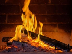 Kominek dymi przy rozpalaniu? Winne może być nie tylko drewno!