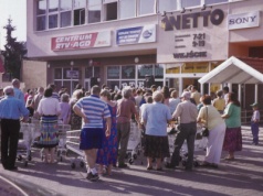 30 lat temu rozpoczęły rewolucję w zakupach. To już nie sklepy, to zjawisko społeczne