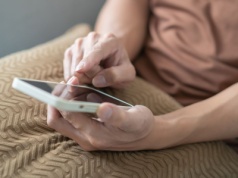 Duży bank alarmuje Polaków. Oszuści wzięli za cel posiadaczy takich smartfonów