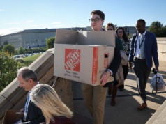 Wynosili pudła z rzeczami, a nawet krzesła. Exodus z Pentagonu