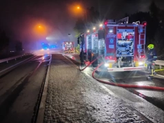Pożar fabryki okien w Rusocinie. Z pożarem walczyło 80 strażaków