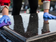 Tak szybko umyjesz pomniki z granitu, marmuru, piaskowca i lastryko. Nasze babcie miały na to sposób