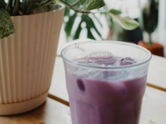 Fioletowy napój zamiast kawy czy matchy. Na odporność i piękną cerę