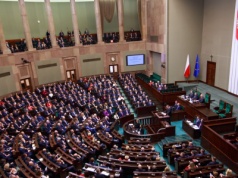 Zakaz sprzedaży alkoholu w Sejmie? Zdecydowana większość Polaków popiera takie rozwiązanie