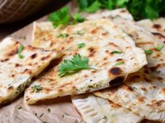 Podaj jak pizzę lub do sałatki. W kuchni polskiej znane od średniowiecza