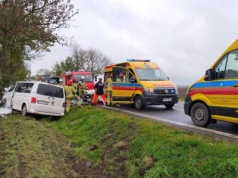 Wypadek busa z dziećmi pod Wrześnią. Lądował śmigłowiec LPR