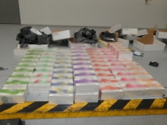 Nielegalne liquidy w legalnie zgłoszonym towarze (zdjęcia)