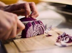 Łzy podczas krojenia cebuli? Naukowcy opracowali sposób, by temu zaradzić