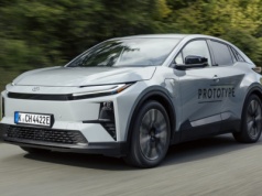 TEST: Toyota C-HR+ ma zalety, ale nie wyróżnia się. Przyjemna jazda, dobry zasięg, elegancki wygląd. Tył ciasnawy, przód bez schowka