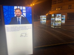 Wystawa na placu Szczepańskim z wizerunkiem prezydenta. Radna: „To nie promocja miasta, tylko hipokryzja” (Galeria)