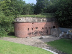 Fort VII, gdzie w latach 1939-1940 było hitlerowskie więzienie, rozkradany i niszczony