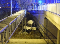 Kierująca Audi spadła z wiaduktu prawie na trasę S8. Porzuciła pojazd i uciekła pieszo