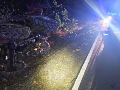 Zderzenie skody z ciągnikiem rolniczym. Traktorzysta trafił do szpitala śmigłowcem LPR (zdjęcia)