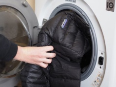 Wyjmij z kosmetyczki i przetrzyj kurtkę puchową. Będzie czysta bez prania