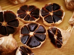 Regeneruje wątrobę po alkoholu i chroni przed chorobami. Naukowcy potwierdzili niezwykłe właściwości czarnego czosnku