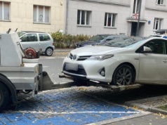 Laweta zgarnęła samochód z Saskiej Kępy. Mieszkańcy oburzają się na donosicielstwo