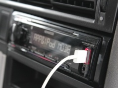 Jedno użycie portu USB i auto odmówi posłuszeństwa. Wielu kierowców popełnia ten błąd