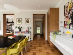 Mieszkanie w warszawskiej kamienicy z lat 30. Przestrzeń pełna sztuki i designu